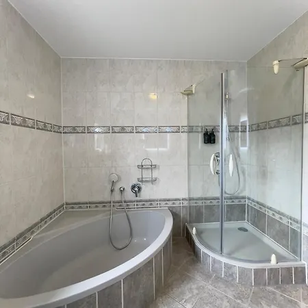 110Qm - 4 Zimmer - Privat Parkplatz - Zentral - Balkon - Mallibase Apartments Kassel Exterior photo