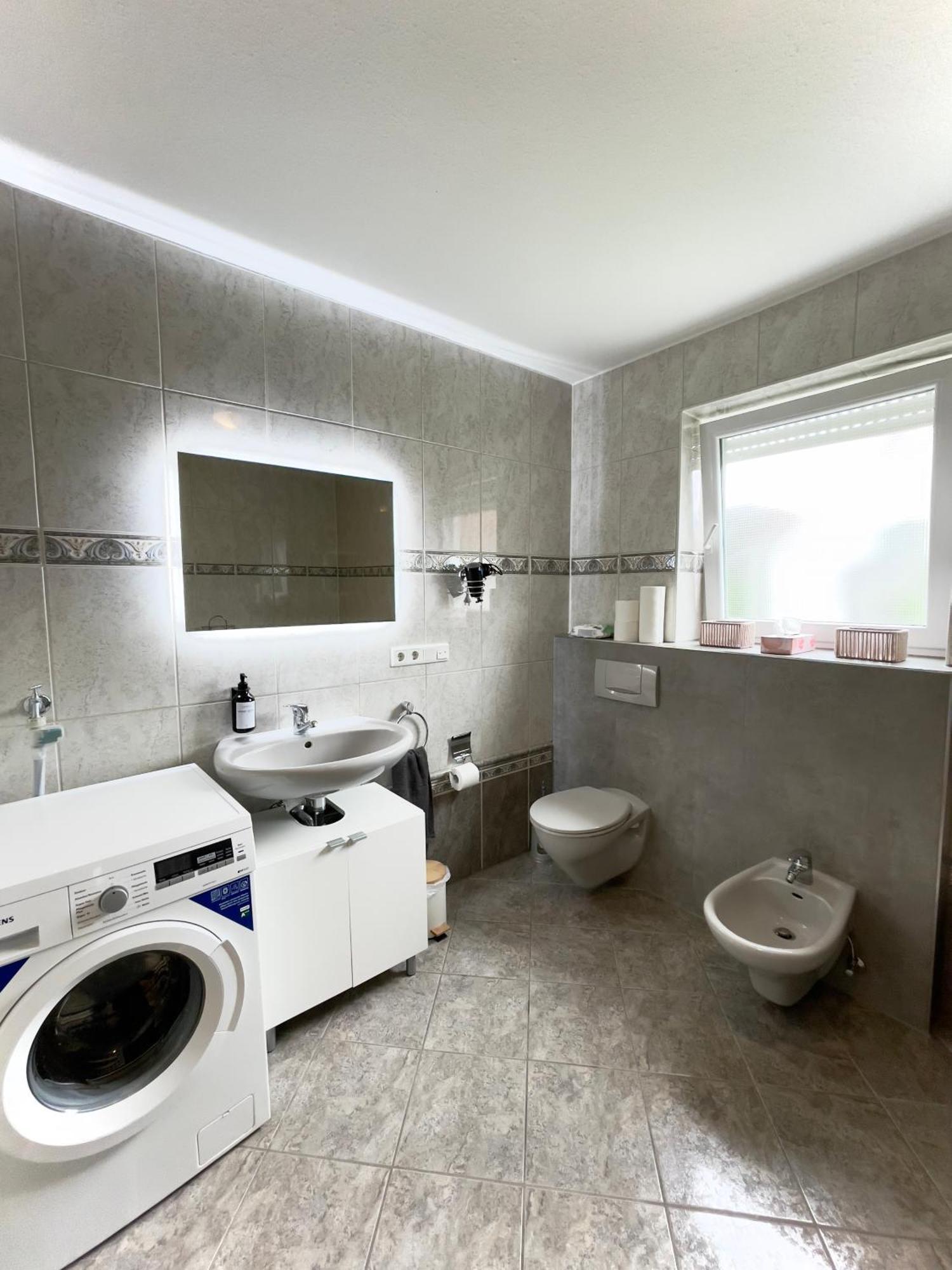 110qm - 4 - Privat Parkplatz - Zentral - Balkon - Mallibase Apartment Kassel